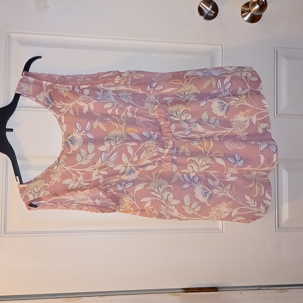 Lauren Conrad Pink/Floral sleeveless floral long length blouse w/lace trimNWOT